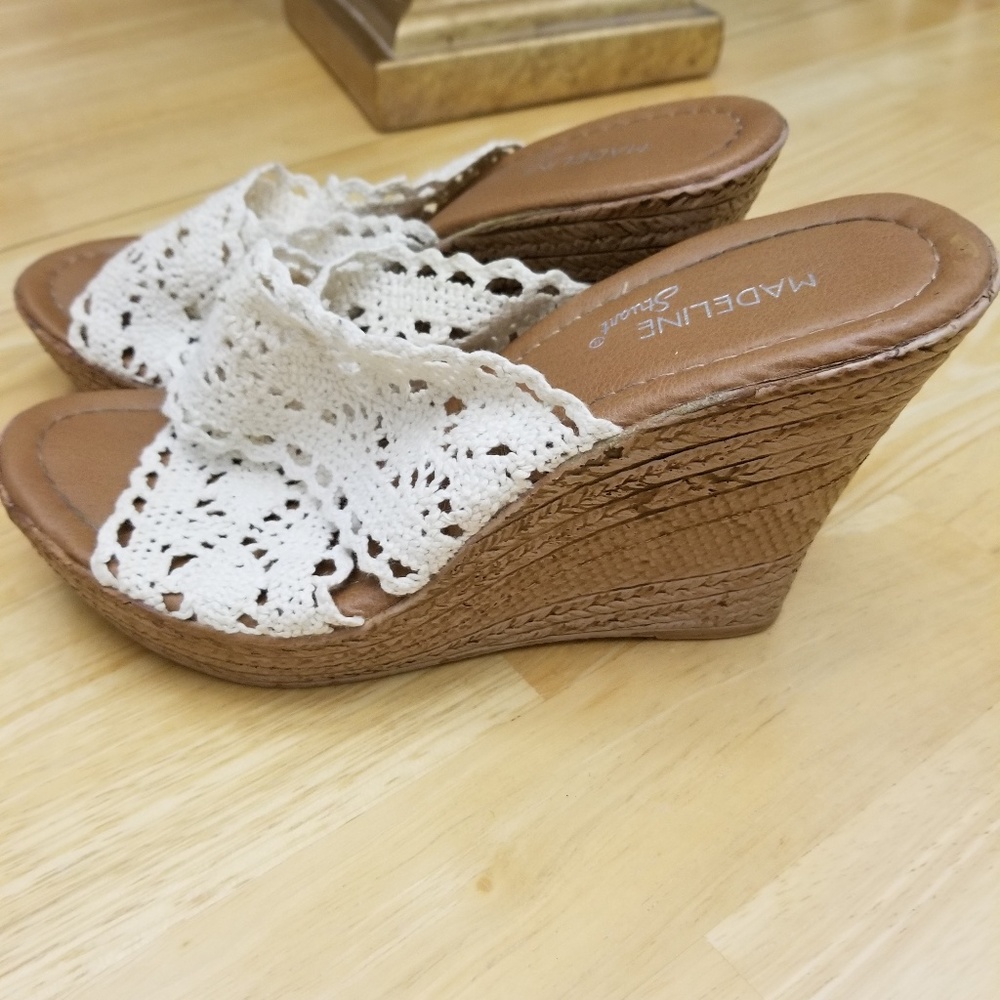 Cream lace wedge 4" that feels like 2.5 " wedges. - Picture 3 of 6